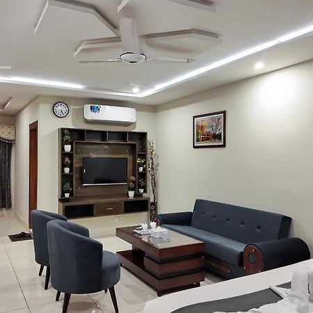 Hotel Crown Inn Мултан Екстериор снимка