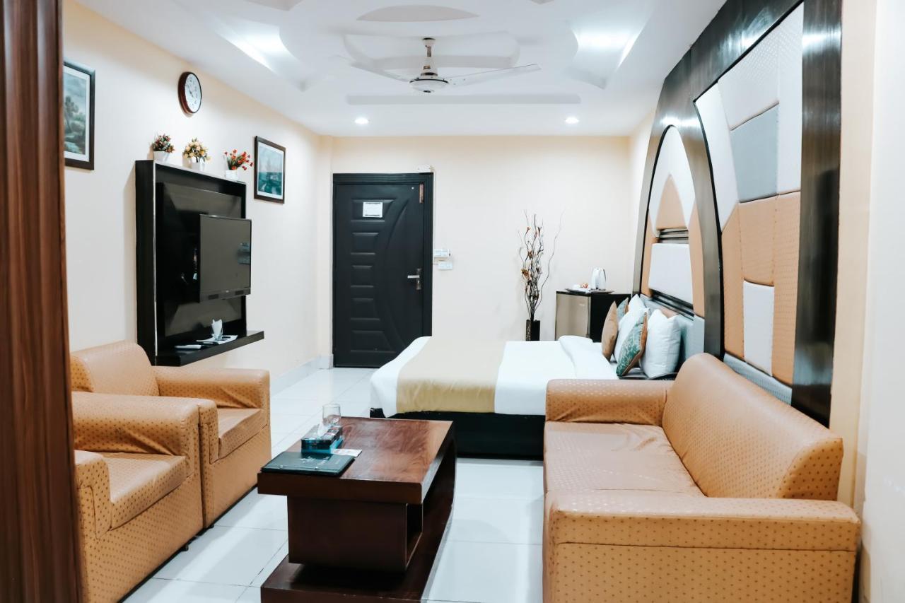 Hotel Crown Inn Мултан Екстериор снимка
