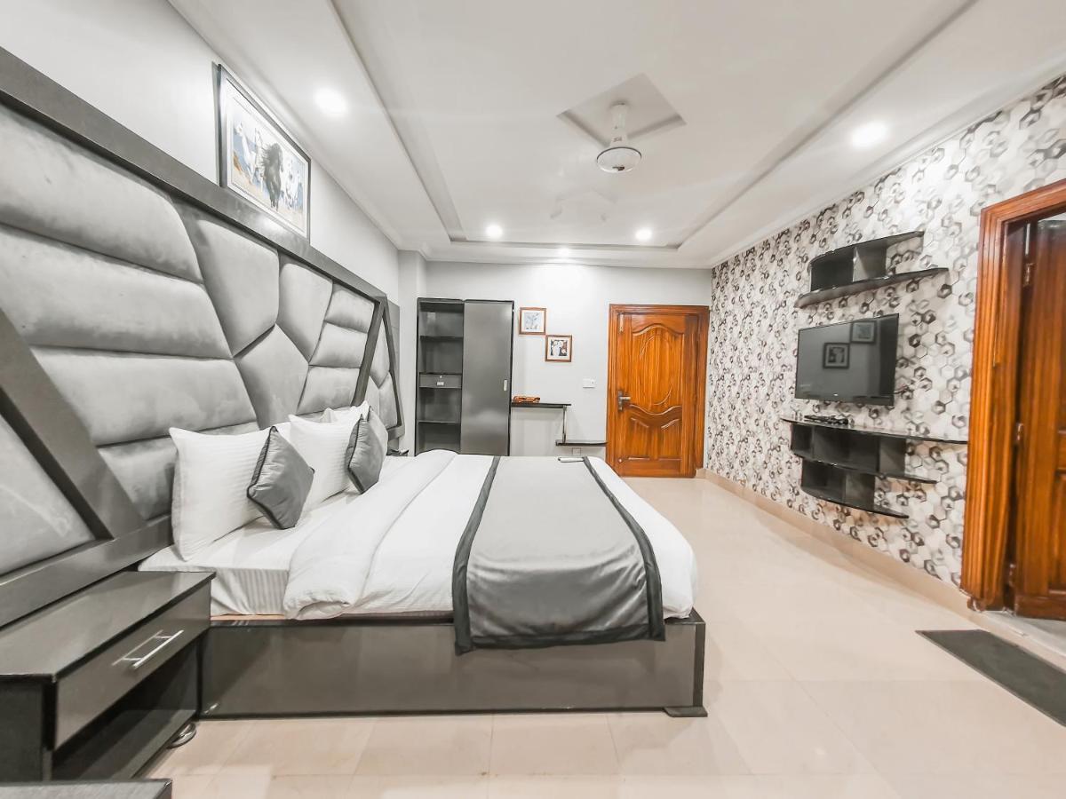 Hotel Crown Inn Мултан Екстериор снимка