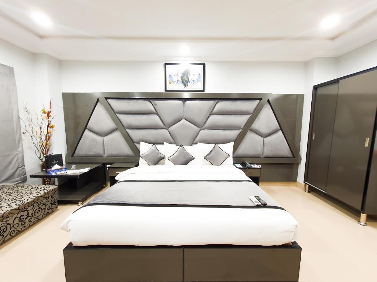 Hotel Crown Inn Мултан Екстериор снимка