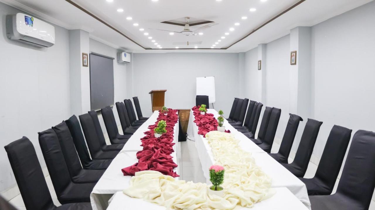 Hotel Crown Inn Мултан Екстериор снимка