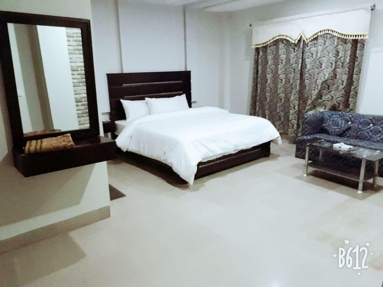 Hotel Crown Inn Мултан Екстериор снимка