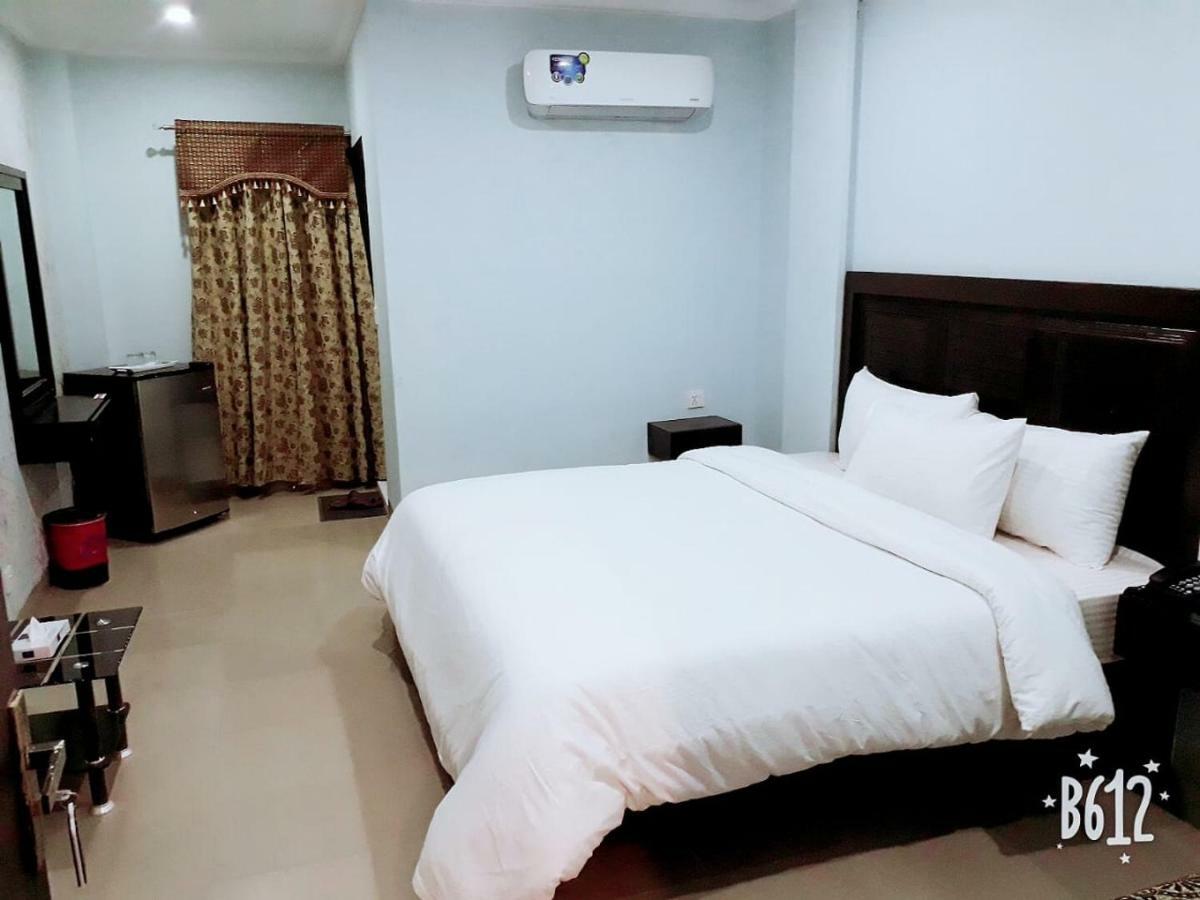 Hotel Crown Inn Мултан Екстериор снимка