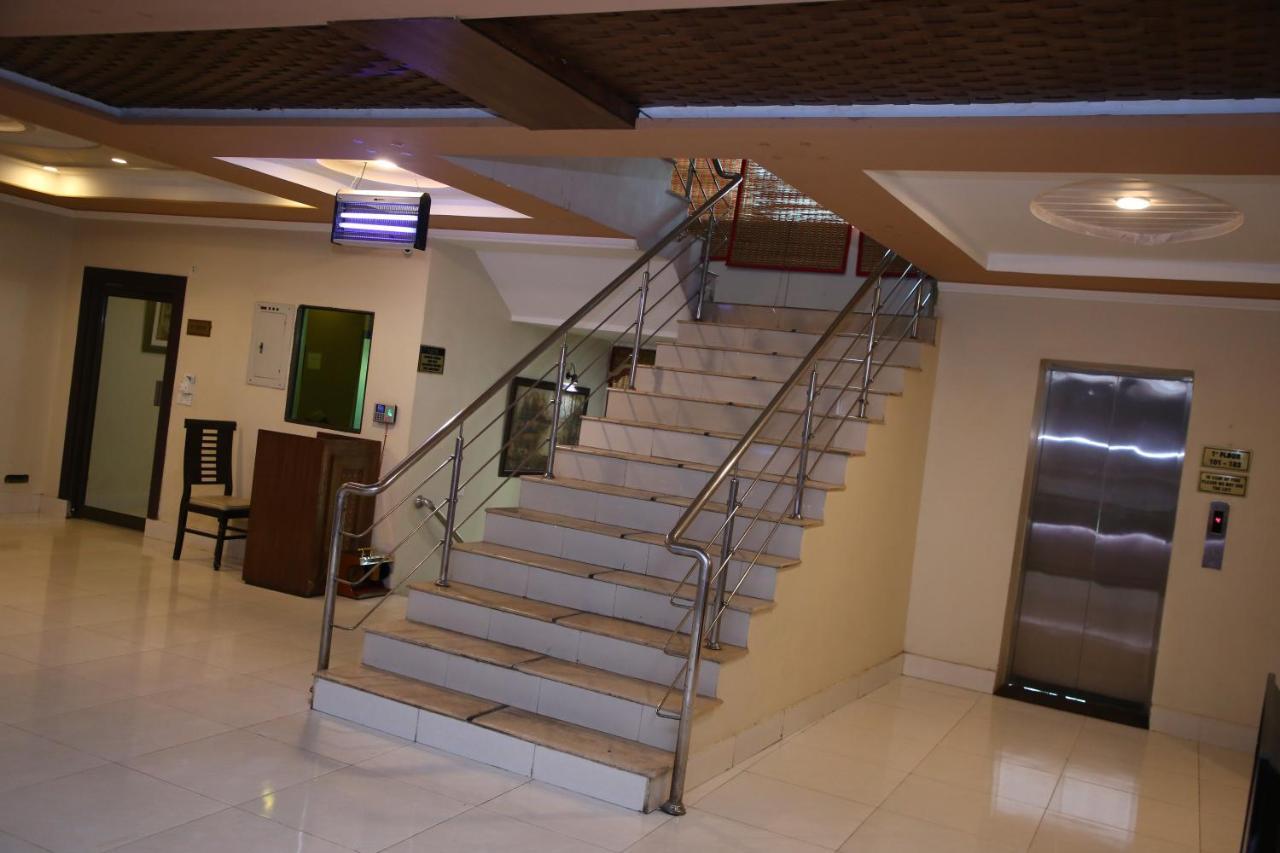 Hotel Crown Inn Мултан Екстериор снимка
